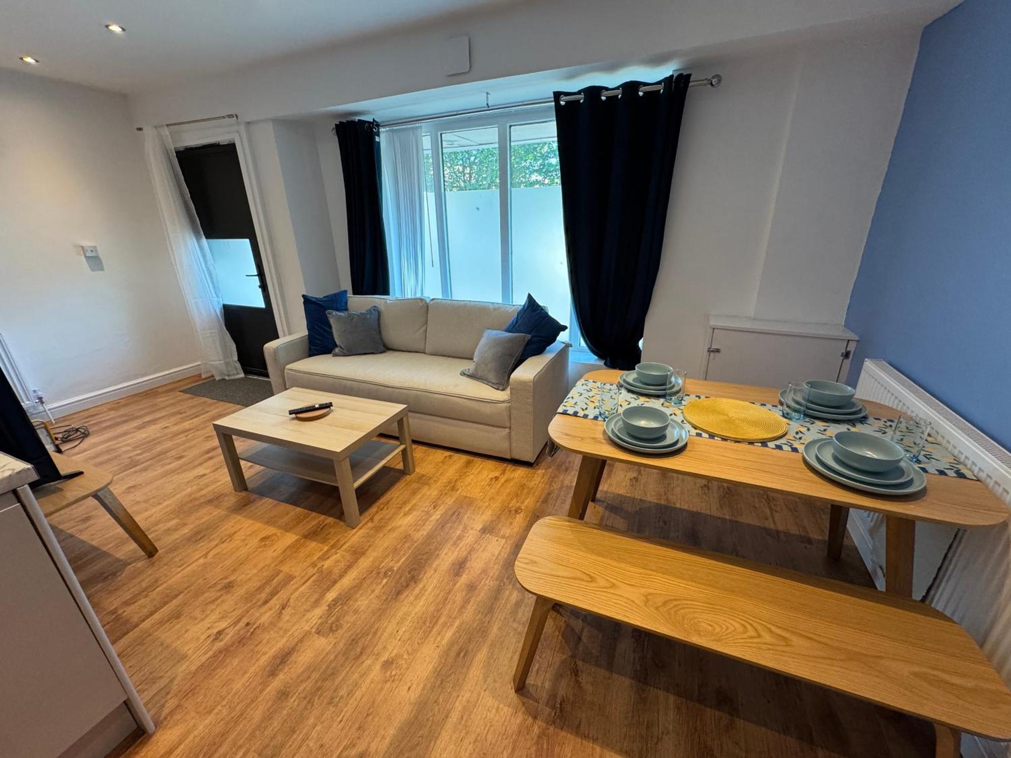 Stretford Apartment - Sleeps 6 - Wifi - Parking - Near Stadium - Manchester — Photos 3