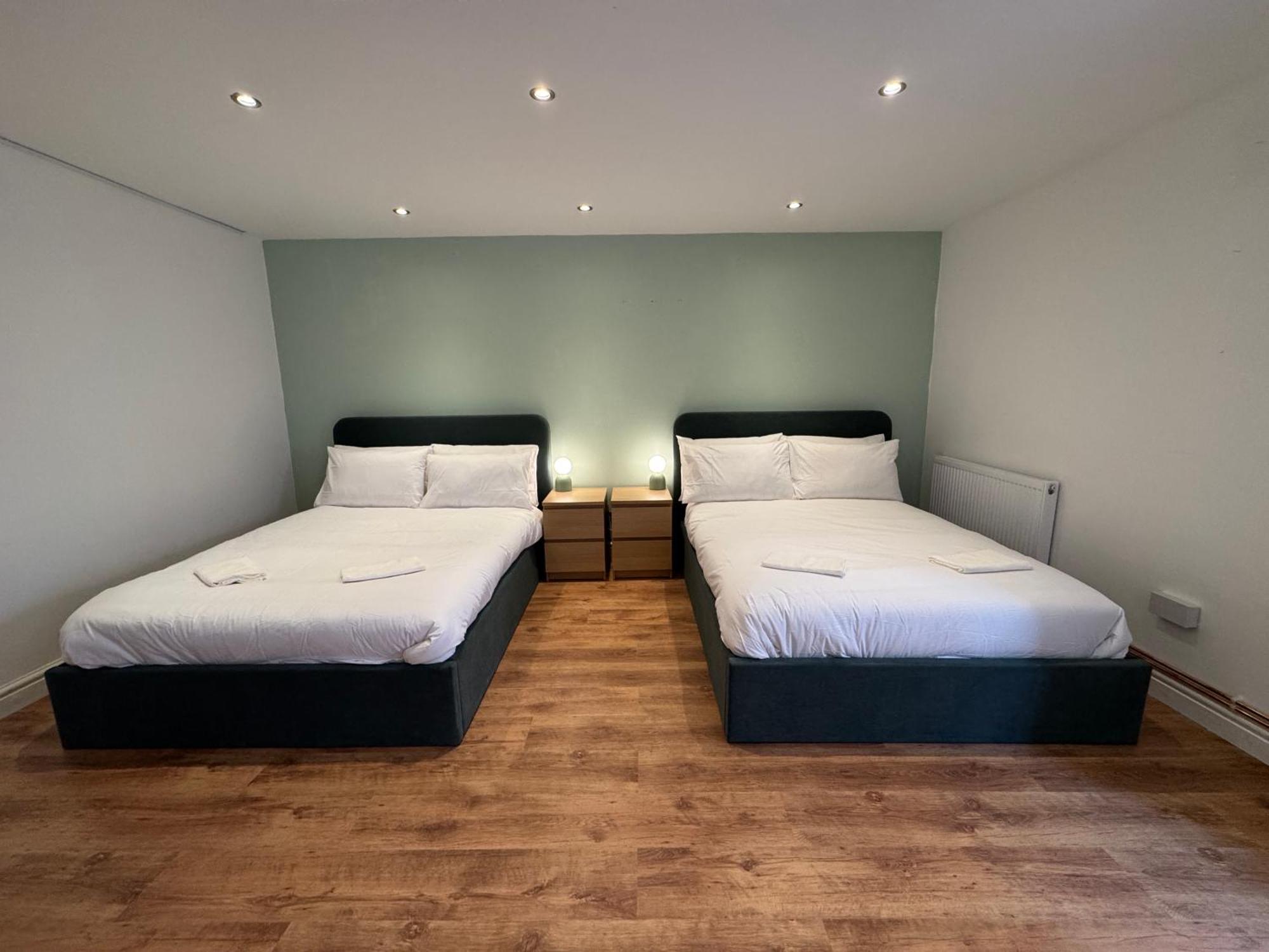 Stretford Apartment - Sleeps 6 - Wifi - Parking - Near Stadium - Manchester — Photos 2