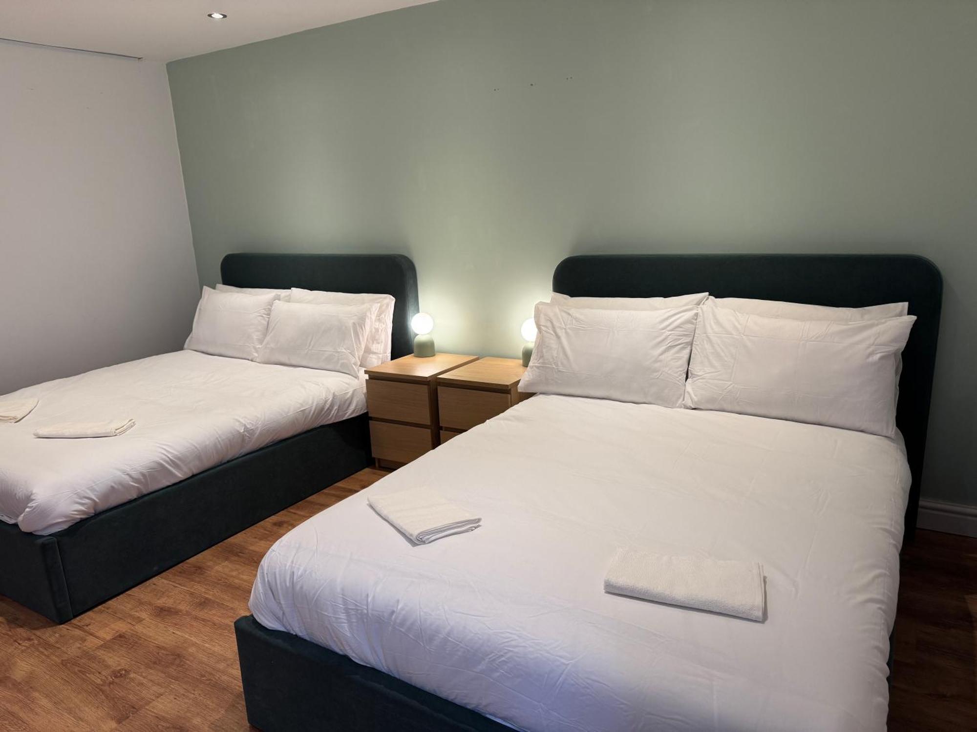 Stretford Apartment - Sleeps 6 - Wifi - Parking - Near Stadium - Manchester — Photos 1